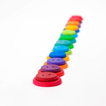 Botones de Colores Ensartables de Madera – Juguete Waldorf de Grimm’s