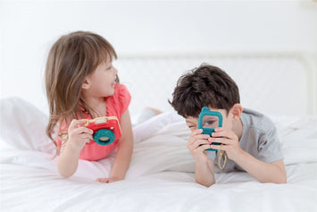 Mi primer teléfono con lupa y botones de madera: Planphone- Plantoys